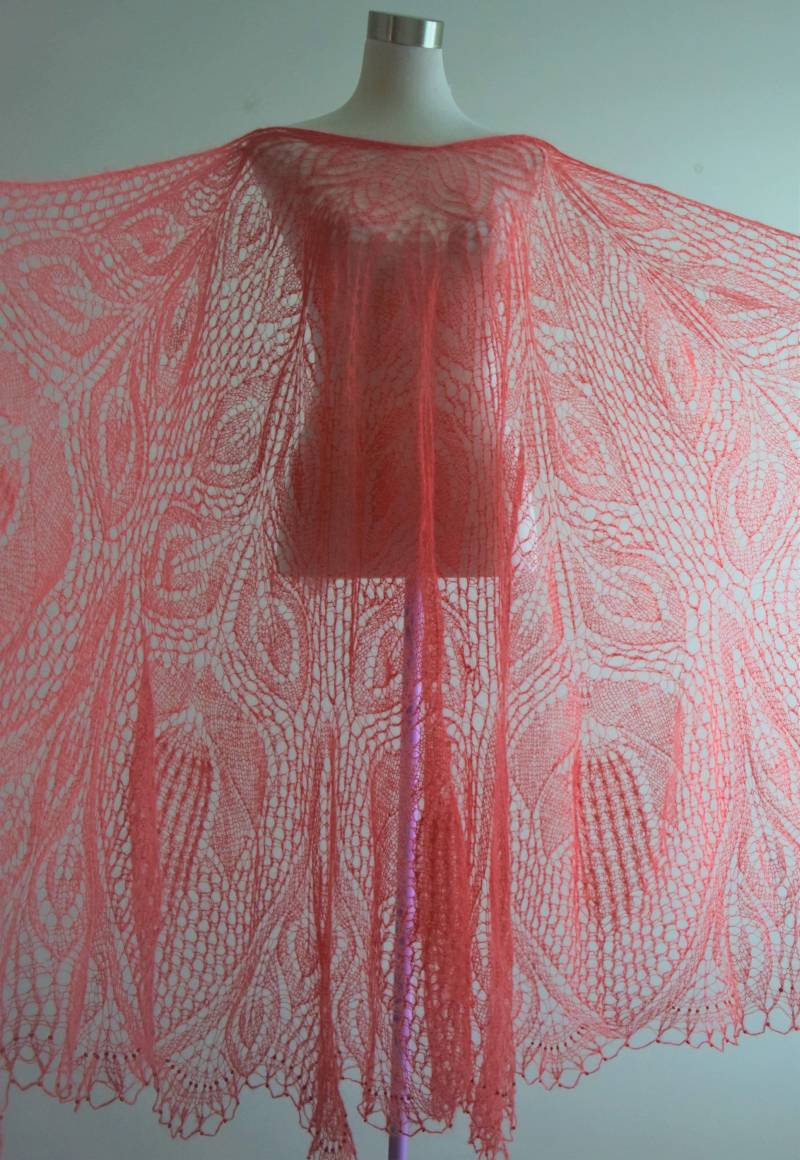 Handgestrickter Spitzenschal „Royal" Aus Korallenfarbenem Kid-Mohair von TricoteArt