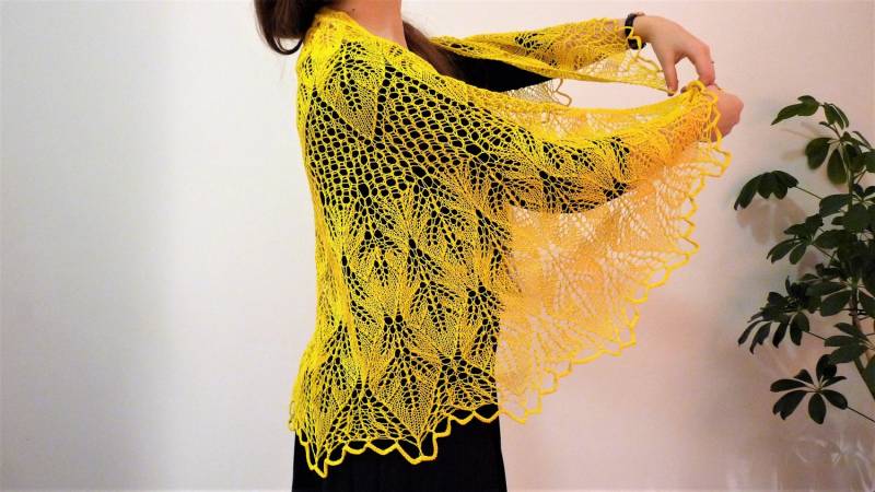 Handgestrickter Schal "Die Sonne" Aus Gelber Baumwolle von TricoteArt