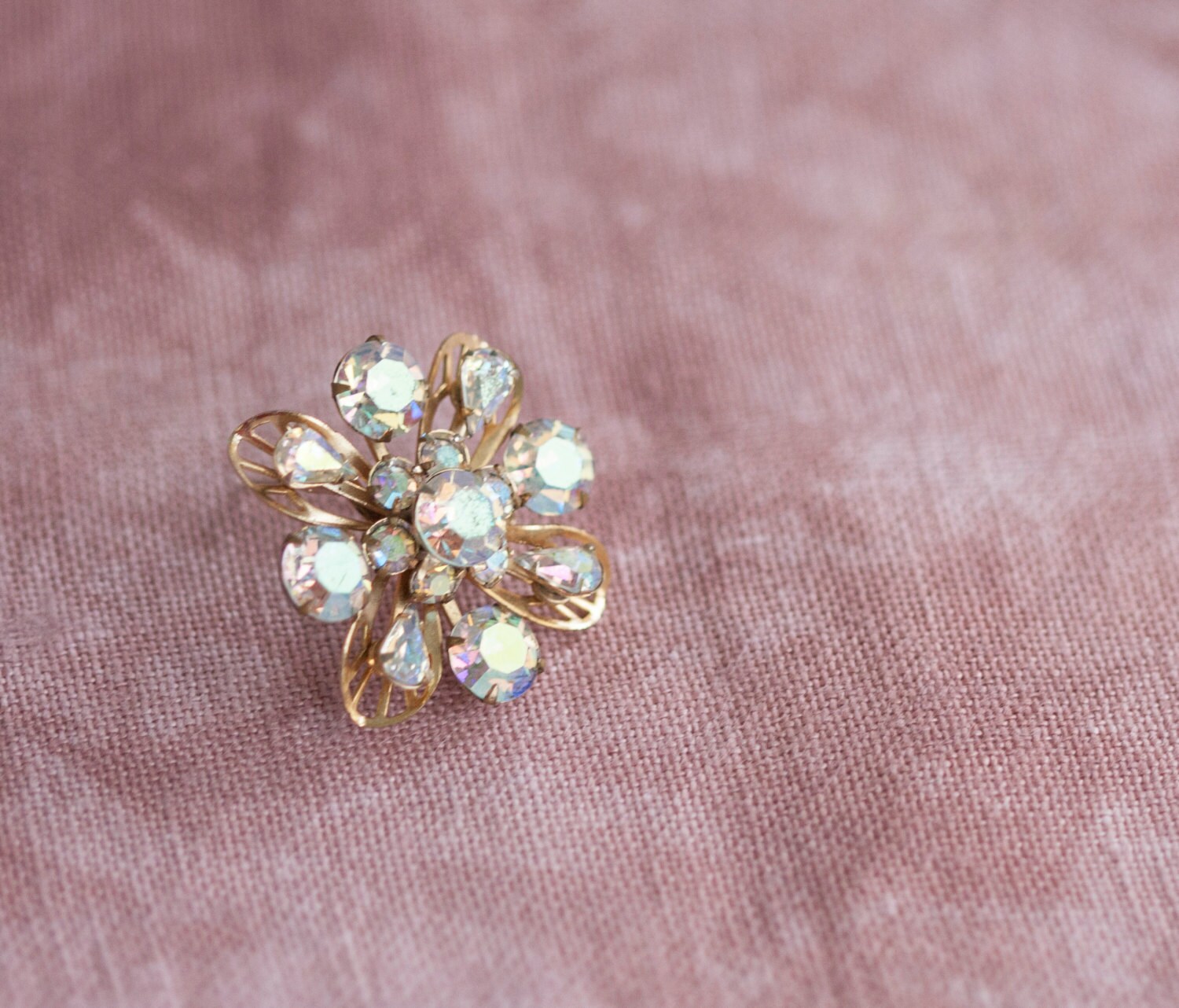 Schillernde Strassblume Anstecknadel Vintage Modeschmuck von TridentTrue