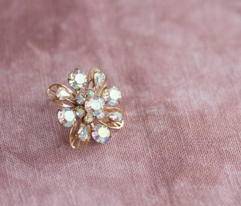 Schillernde Strassblume Anstecknadel Vintage Modeschmuck Schillernde Strassblume Anstecknadel Vintage Modeschmuck von TridentTrue