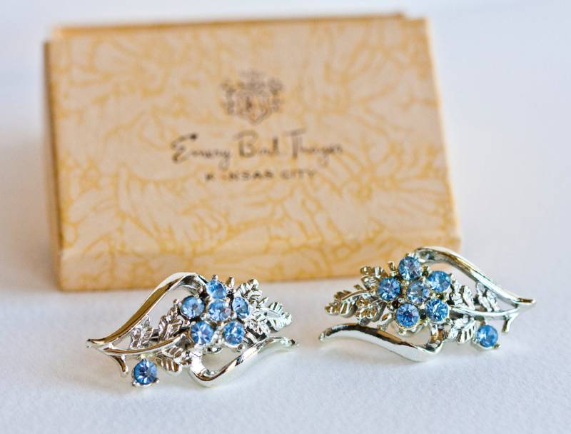 Vintage Blaue Blumen Kristall Ohrringe Vintage Blaue Blumen Kristall Ohrringe von TridentTrue