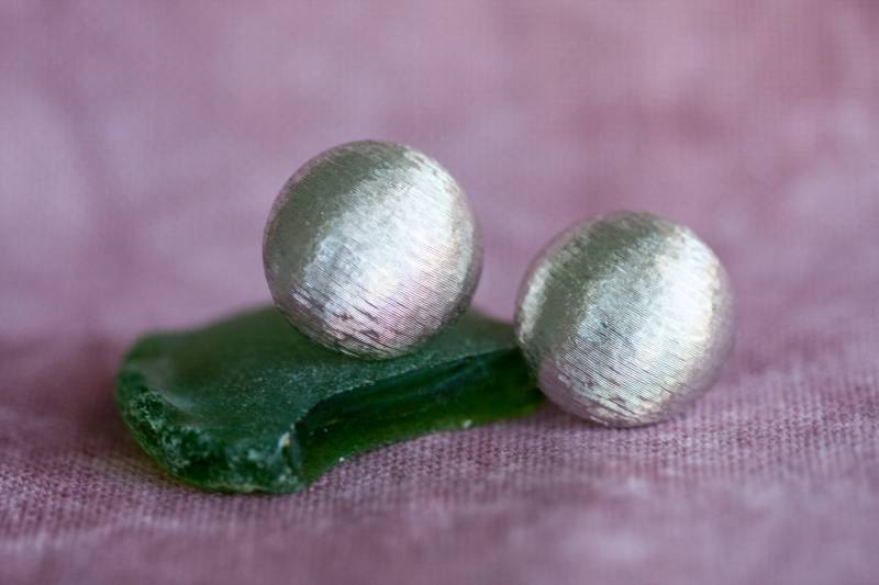 Vintage Monet Silber Kreis Ohrringe Kugel Kuppel Ohrclips Gebürstetes von TridentTrue