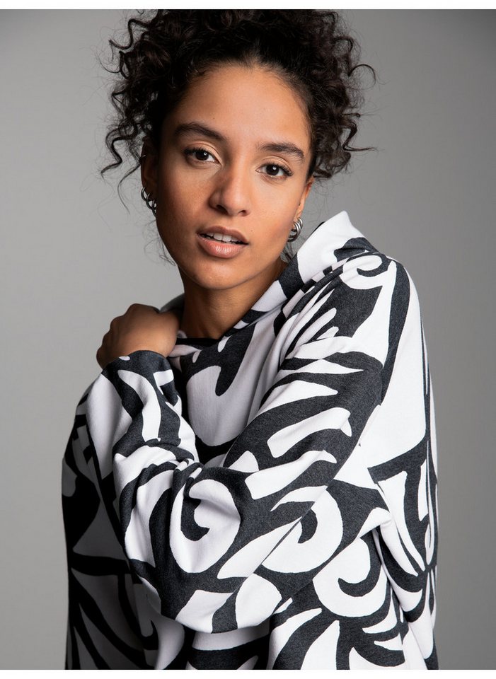 Trigema Kapuzensweatshirt TRIGEMA Hoodie mit abstraktem Allover-Print von Trigema