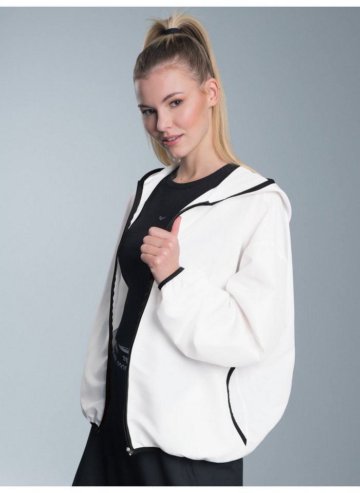 Trigema Sweatjacke TRIGEMA Dünne Kapuzenjacke mit praktischen Taschen (1-tlg) von Trigema