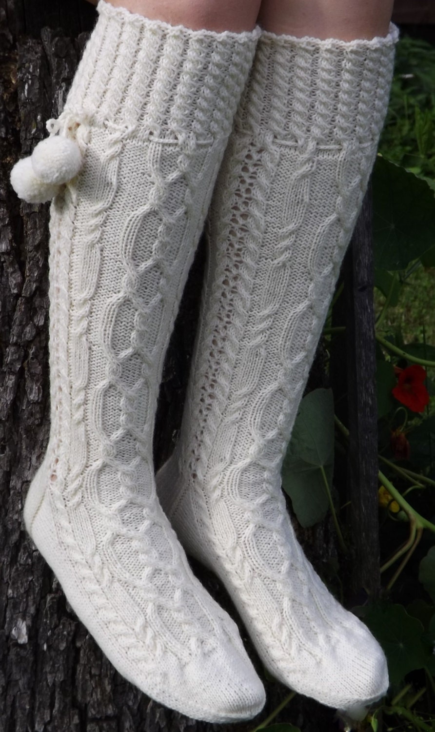 Handgestrickte Hohe Kniestrümpfe Aus Wolle Beinwärmer Mit Zopfmuster von TriinasHandmade