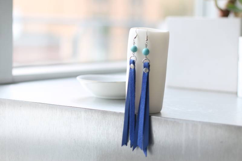 Leder Ohrringe ‖ Blau Quaste Mit Türkis Perle Tropfen von TrimAndTrap