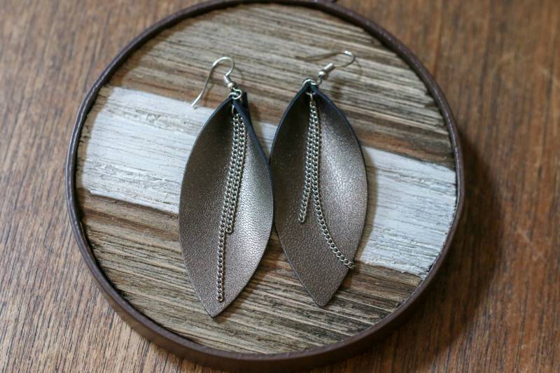 Lederohrringe ‖ Bronze Boho Blatt Ohrringe Mit Kettenakzent Lederohrringe ‖ Bronze Boho Blatt Ohrringe Mit Kettenakzent von TrimAndTrap