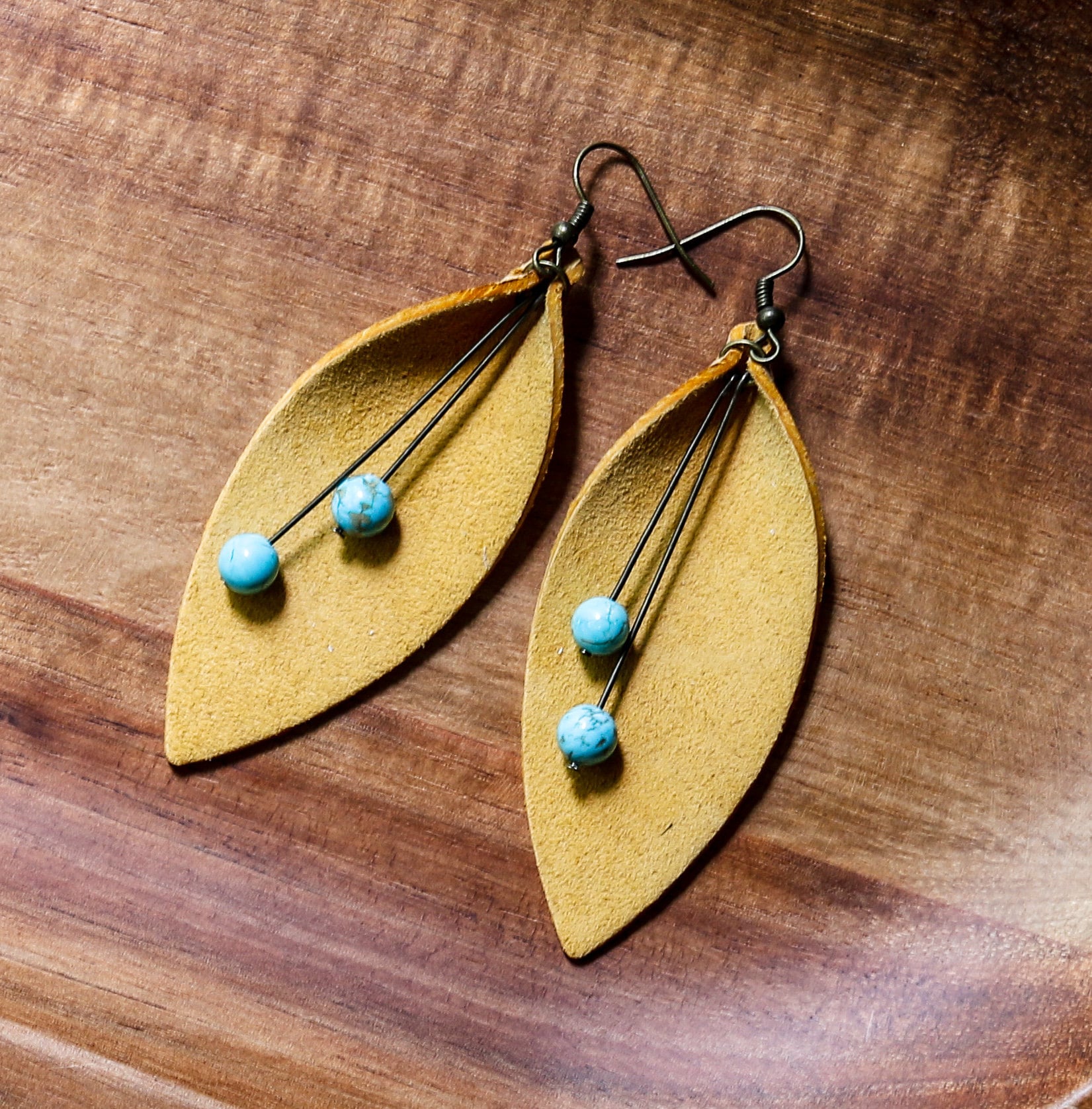 Lederohrringe ‖ Gelbe Boho Leder Blatt Ohrringe Mit Türkis Perlen Akzenten Lederohrringe ‖ Gelbe Boho Leder Blatt Ohrringe Mit Türkis Perlen Akzenten von TrimAndTrap