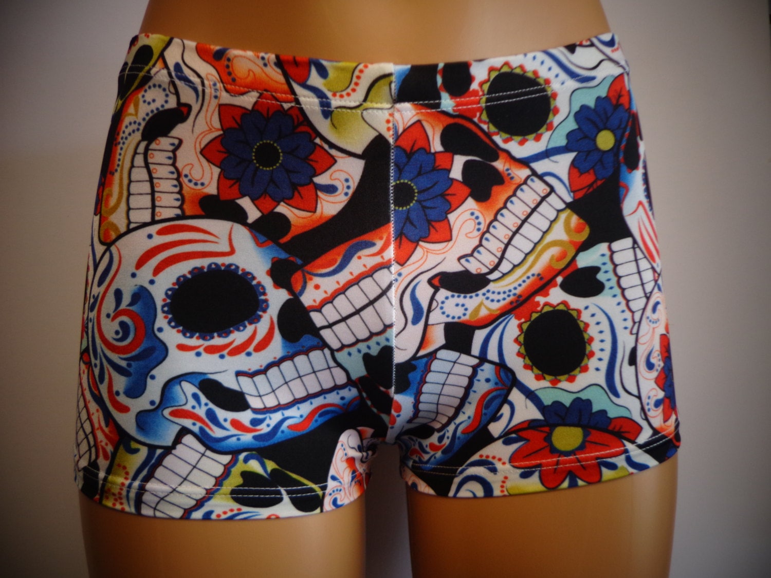 Totenkopf Print Spandex Booty Shorts Rave Dance Kostüm Totenkopf Print Spandex Booty Shorts Rave Dance Kostüm von TrinaWear