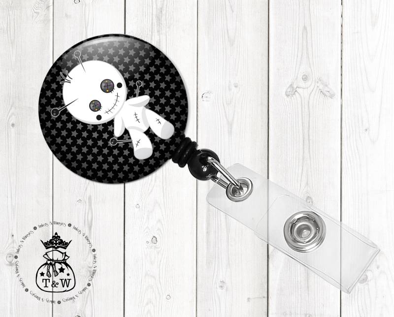 Mumbo Jumbo | Voodoo Doll Einziehbarer Id-Ausweishalter Mumbo Jumbo | Voodoo Doll Einziehbarer Id-Ausweishalter von TrinketsAndWhimsies