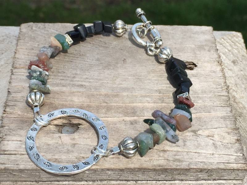 Ausgefallene Jasper Und Black Onyx Armband Mit Reversibel Silber Ring Medaillon. Wurzel-Chakra Ausgefallene Jasper Und Black Onyx Armband Mit Reversibel Silber Ring Medaillon. Wurzel-Chakra von TrinketsByLynn