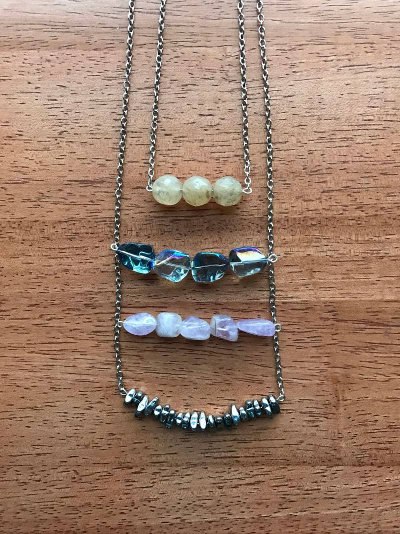 Edelstein Bar Halskette Zierliche Halskette, Personalisierter Stein von TrinketsByLynn