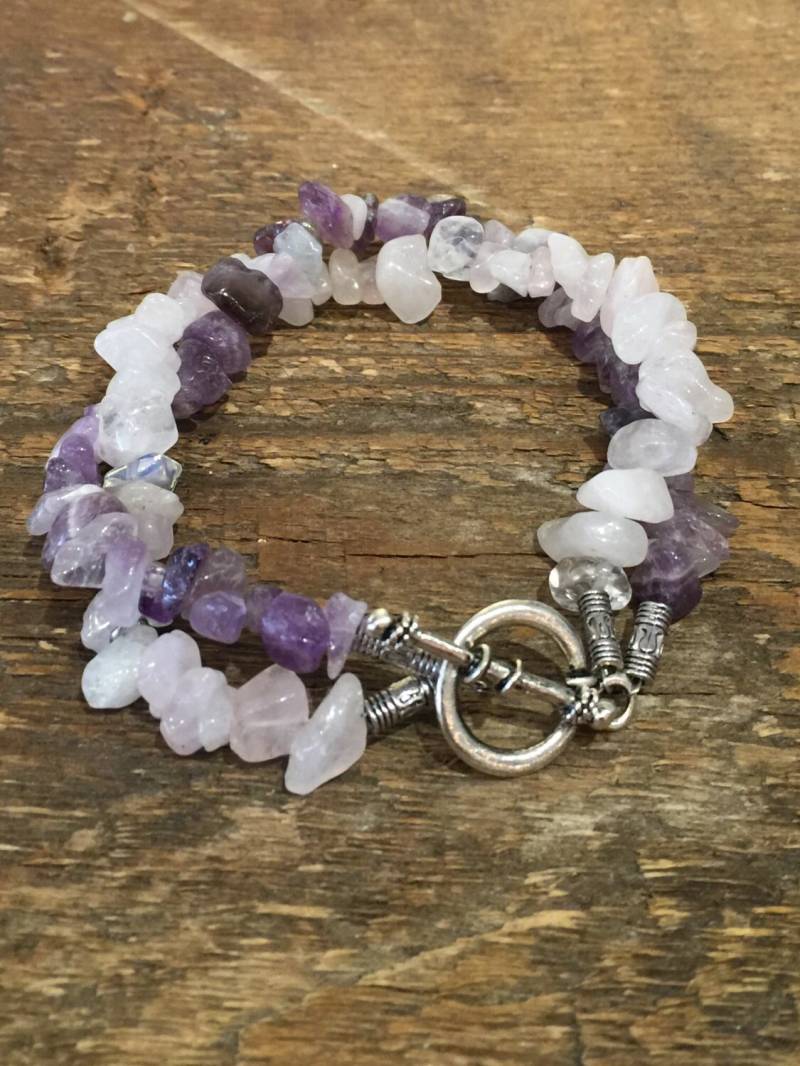 Laney. Doppelstrang-Amethyst Und Rosenquarz-Edelstein-Armband. Gold Oder Silber. Knebelverschlüsse Laney. Doppelstrang-Amethyst Und Rosenquarz-Edelstein-Armband. Gold Oder Silber. Knebelverschlüsse von TrinketsByLynn