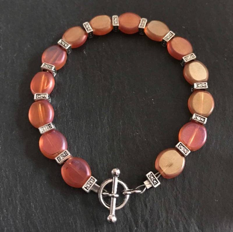 Orange Glasschliffperlenarmband Silberakzente, Knebelverschluss Orange Glasschliffperlenarmband Silberakzente, Knebelverschluss von TrinketsByLynn