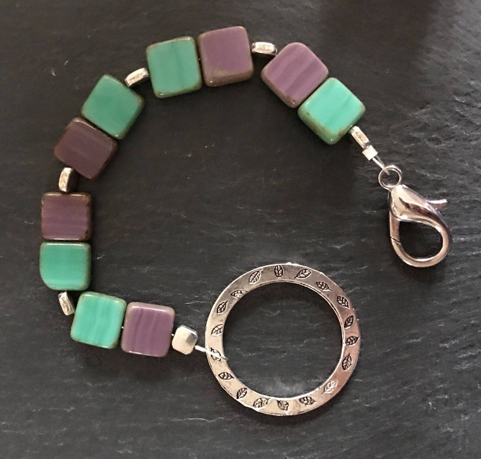 Miri. Lila Und Türkis Glas Fliesen-Armband Mit Silber Perlen Medaillon Miri. Lila Und Türkis Glas Fliesen-Armband Mit Silber Perlen Medaillon von TrinketsByLynn