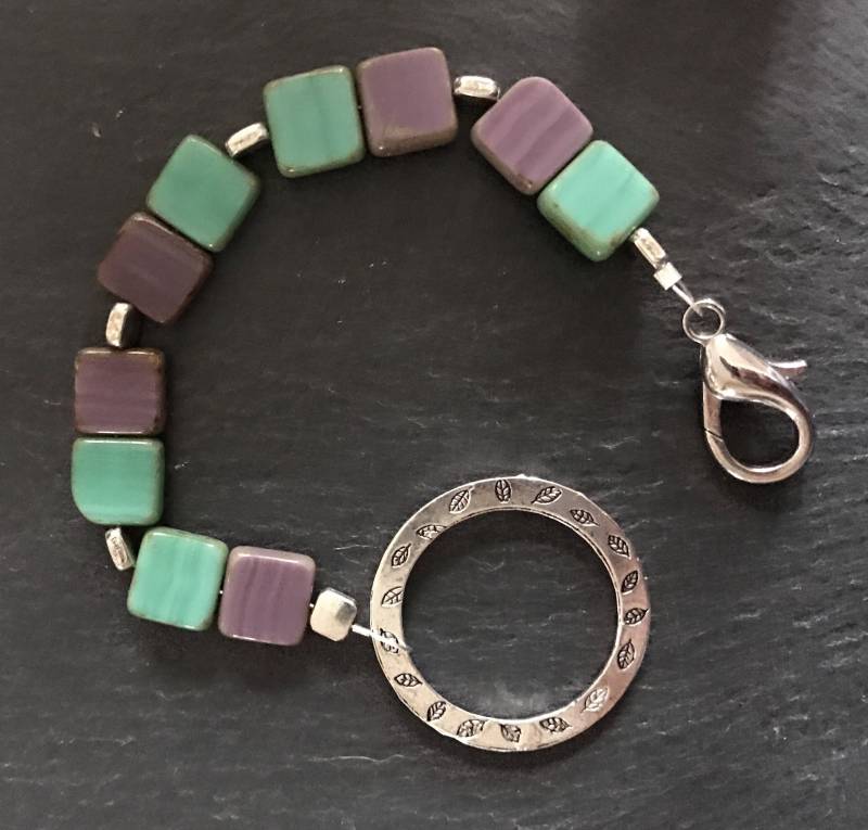 Miri. Lila Und Türkis Glas Fliesen-Armband Mit Silber Perlen Medaillon von TrinketsByLynn