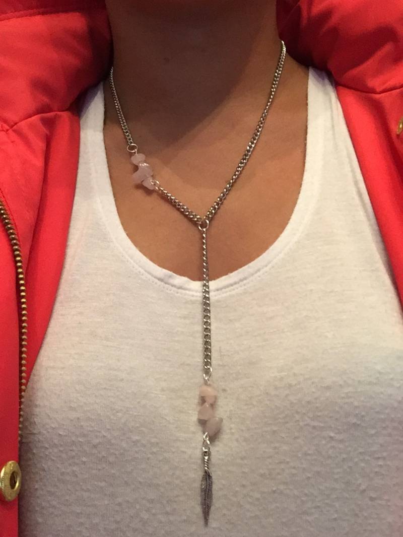 Rosenquarz Akzentuiert Y Halskette/Kette Feder Charme Lange Lasso-Kette Herz-Chakra von TrinketsByLynn