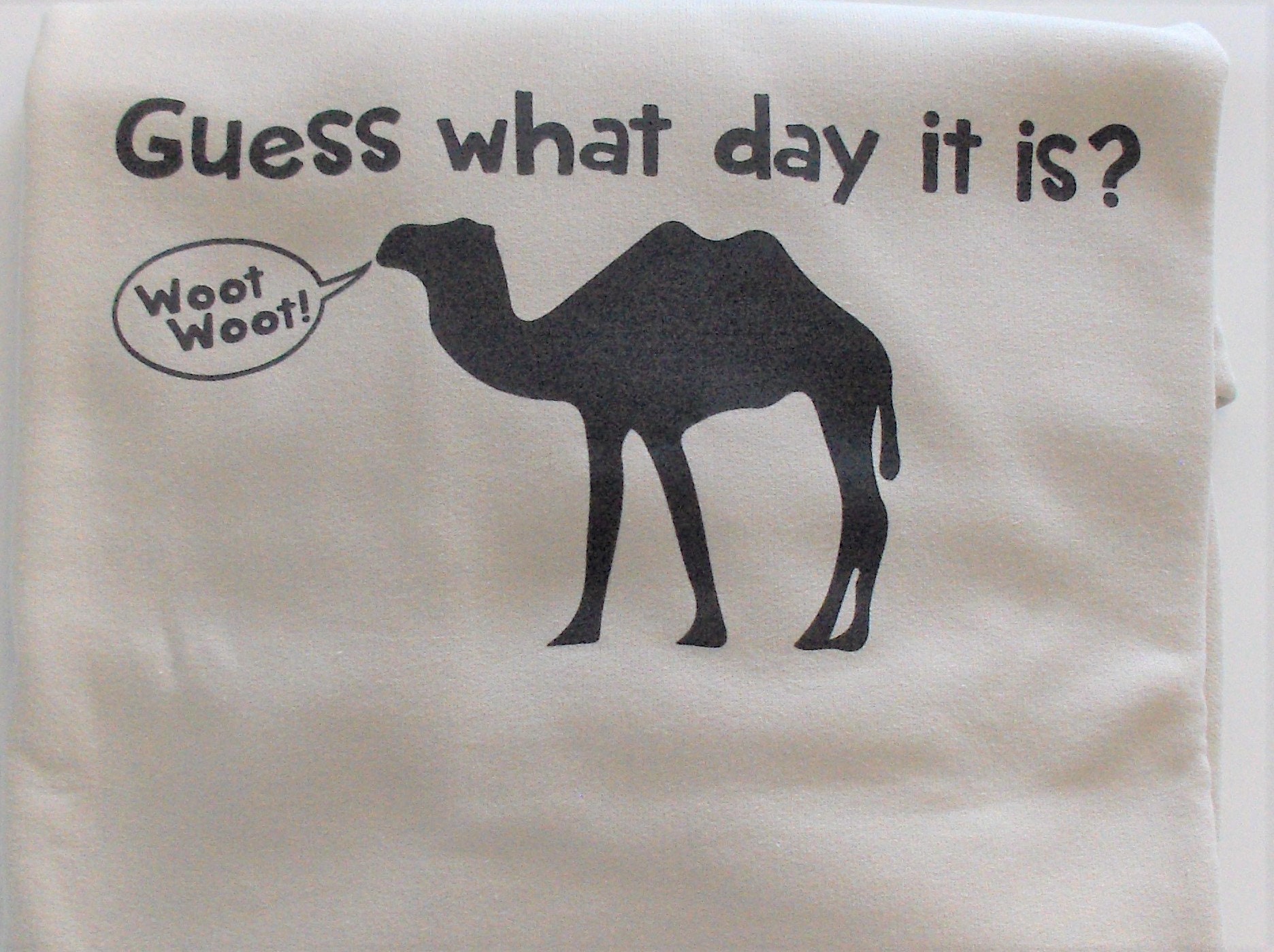 Camel "Guess What Day It Is" Gildan Sand Sweatshirt Mit Rundhalsausschnitt Camel "Guess What Day It Is" Gildan Sand Sweatshirt Mit Rundhalsausschnitt von TrinketsCrafters