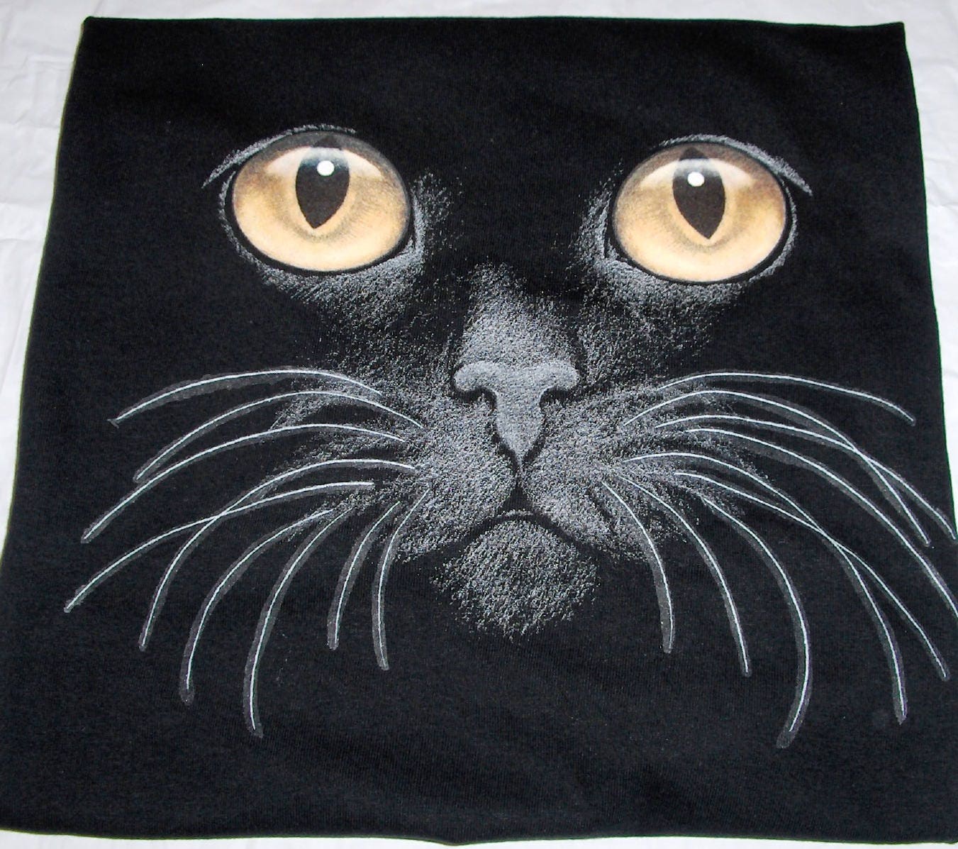 Gildan Schwarzes T-Shirt "Gelbe Augen" Katze Gildan Schwarzes T-Shirt "Gelbe Augen" Katze von TrinketsCrafters