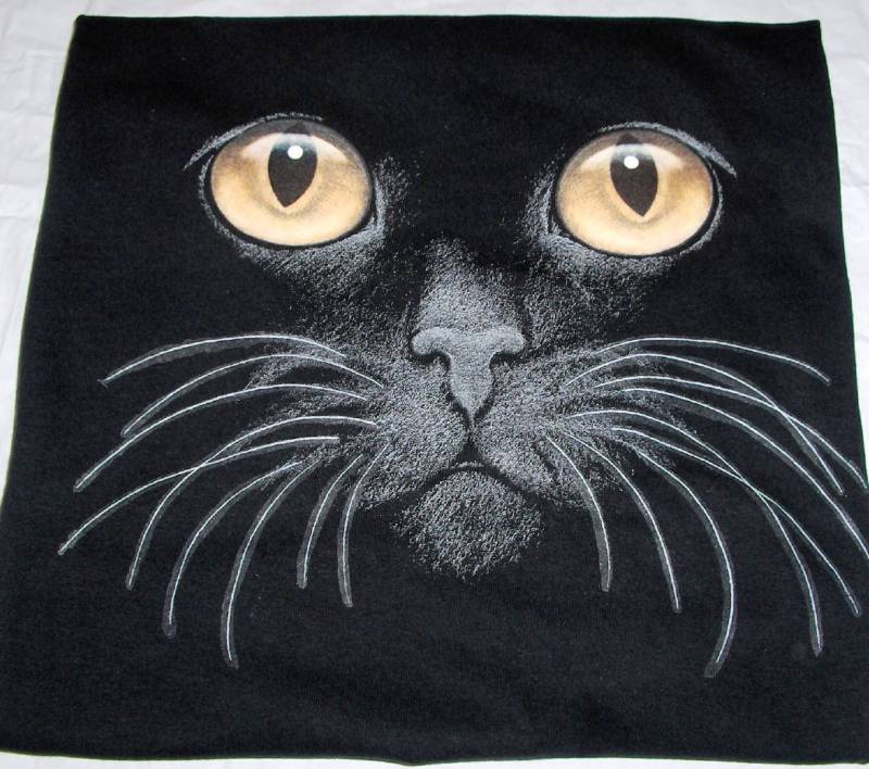 Gildan Schwarzes T-Shirt "Gelbe Augen" Katze von TrinketsCrafters