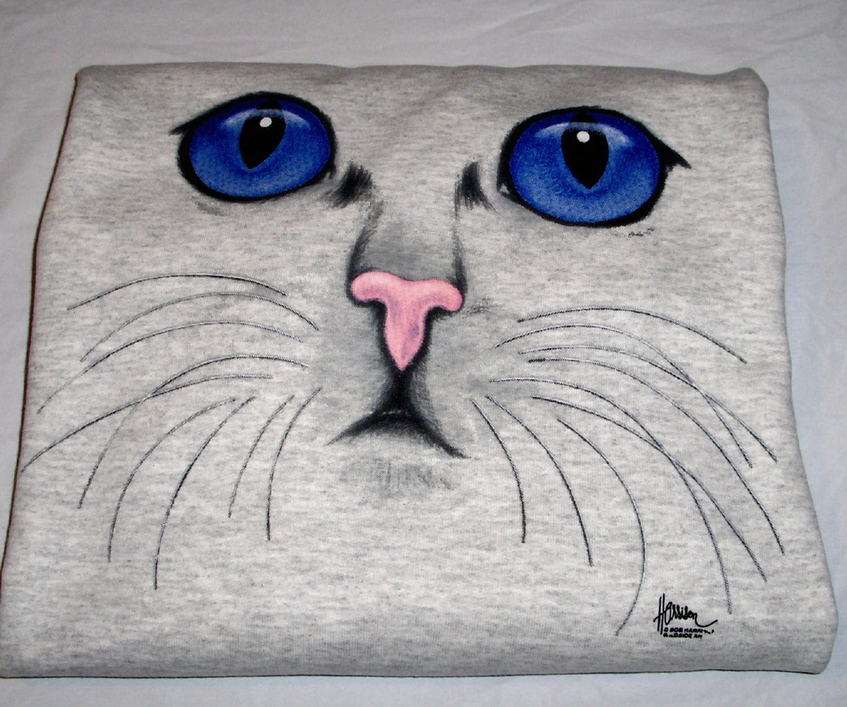 Katzengesicht - Lila Augen Gildan Ash Graues Sweatshirt Mit Rundhalsausschnitt Katzengesicht - Lila Augen Gildan Ash Graues Sweatshirt Mit Rundhalsausschnitt von TrinketsCrafters