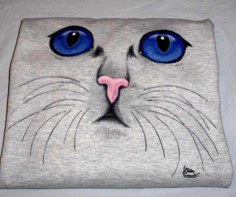 Katzengesicht - Lila Augen Gildan Ash Graues Sweatshirt Mit Rundhalsausschnitt Katzengesicht - Lila Augen Gildan Ash Graues Sweatshirt Mit Rundhalsausschnitt von TrinketsCrafters