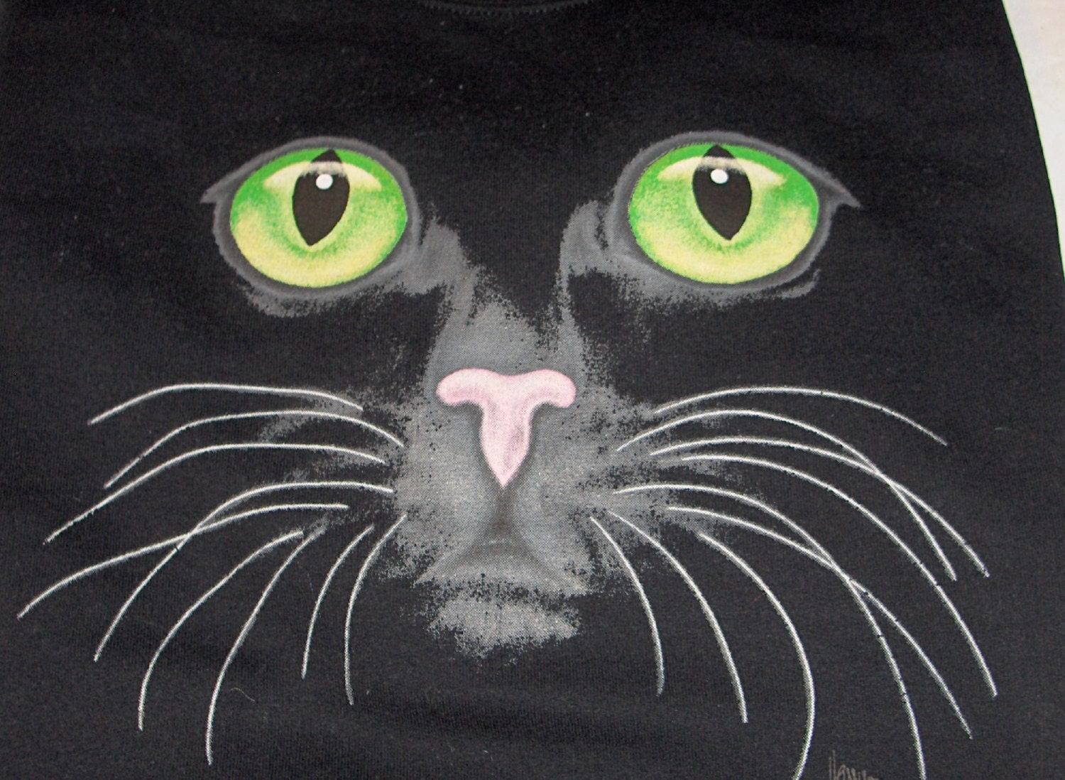 Schwarzes Sweatshirt Mit Rundhalsausschnitt Katze Grünen Augen & Rosa Nase Schwarzes Sweatshirt Mit Rundhalsausschnitt Katze Grünen Augen & Rosa Nase von TrinketsCrafters