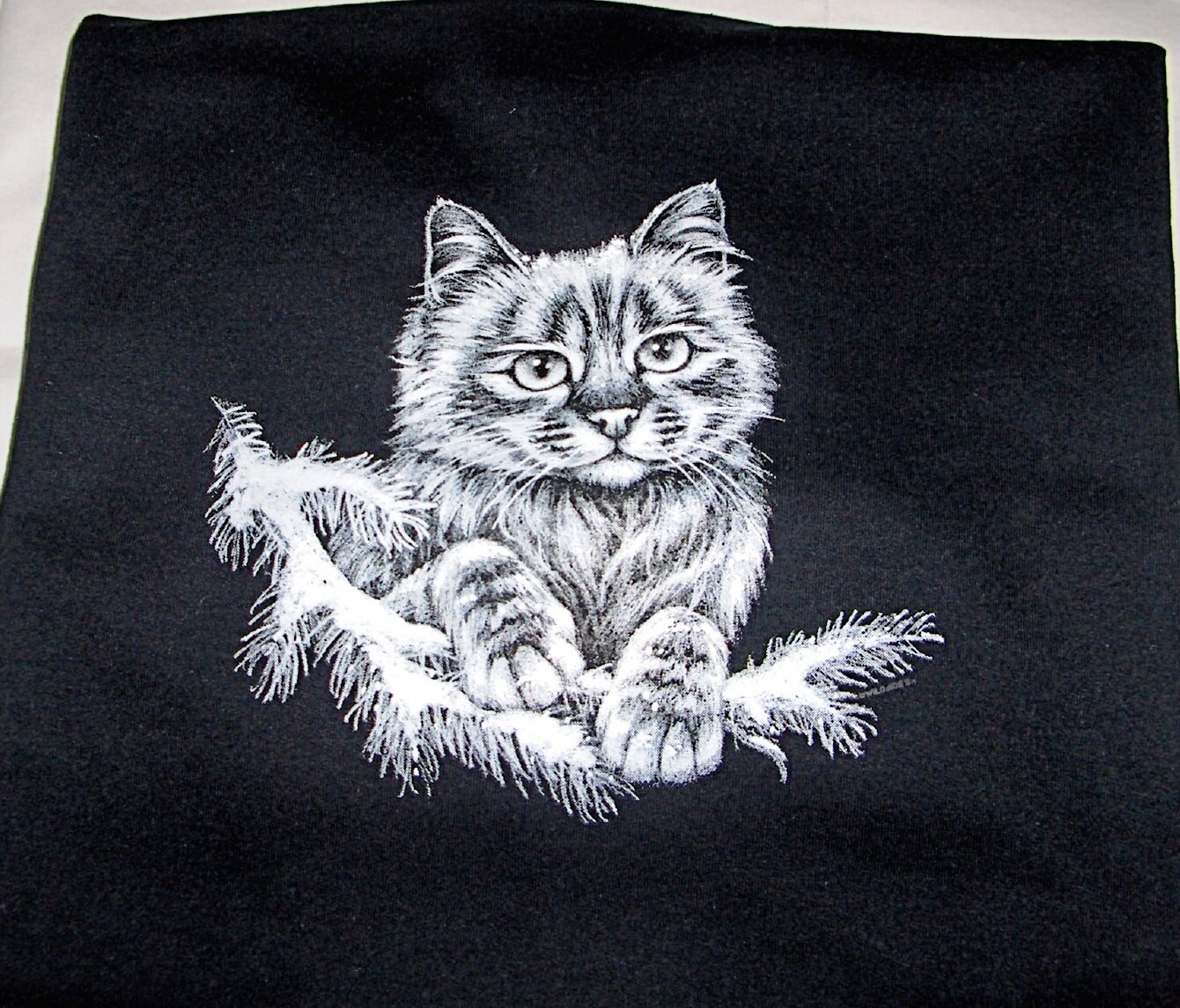Winter Kätzchen - Schwarzes Sweatshirt Mit Rundhalsausschnitt Winter Kätzchen - Schwarzes Sweatshirt Mit Rundhalsausschnitt von TrinketsCrafters