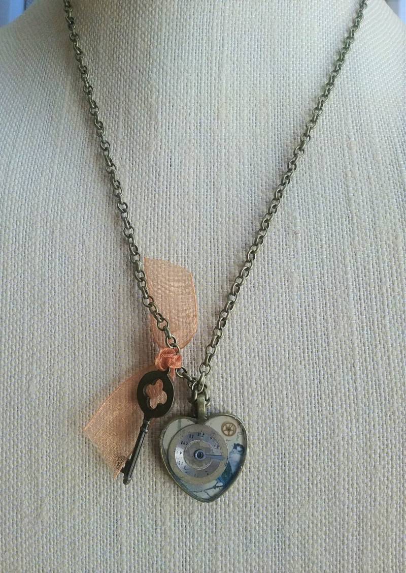 Handgemachte Halskette/Assemblage Halskette/steampunk Kostüm/Uhrenteile Halskette/Resin Handgemachte Halskette/Assemblage Halskette/steampunk Kostüm/Uhrenteile Halskette/Resin von TrinketsThroughTime