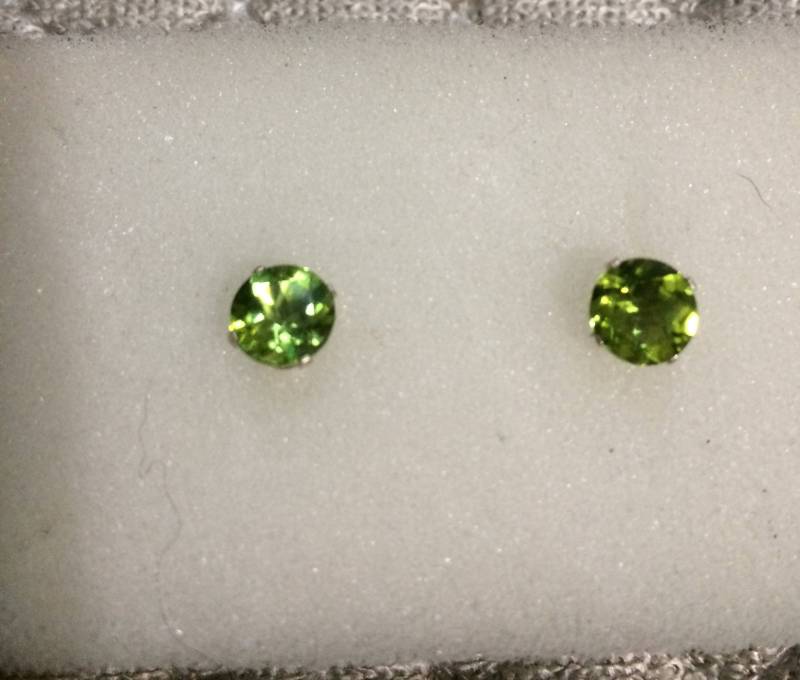 7 Mm Peridot Sterling Silber Ohrstecker 7 Mm Peridot Sterling Silber Ohrstecker von TrinketsbyDori