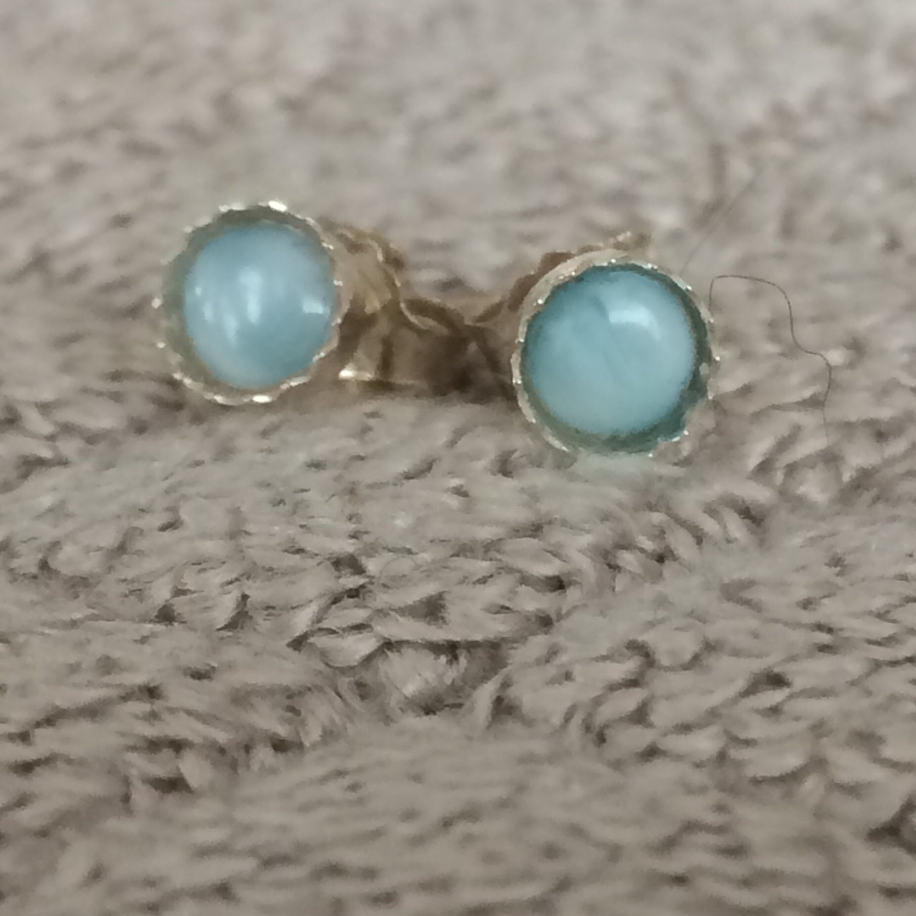 Larimar 4mm Cabochon Sterling Silber Ohrstecker Larimar 4mm Cabochon Sterling Silber Ohrstecker von TrinketsbyDori