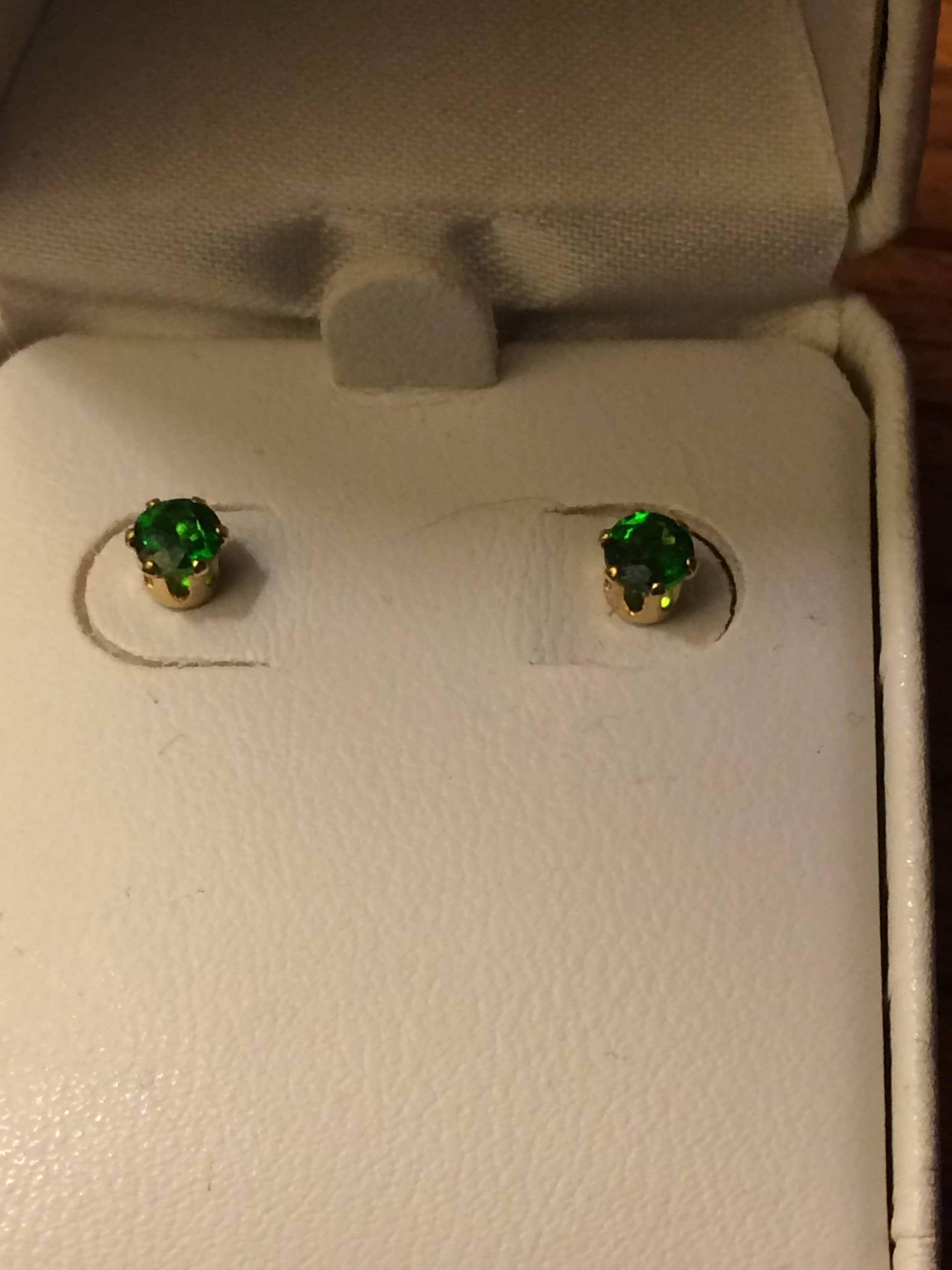 Natürliche Chrome Diopsid 14K Vergoldet Über Sterling Silber Ohrstecker Natürliche Chrome Diopsid 14K Vergoldet Über Sterling Silber Ohrstecker von TrinketsbyDori