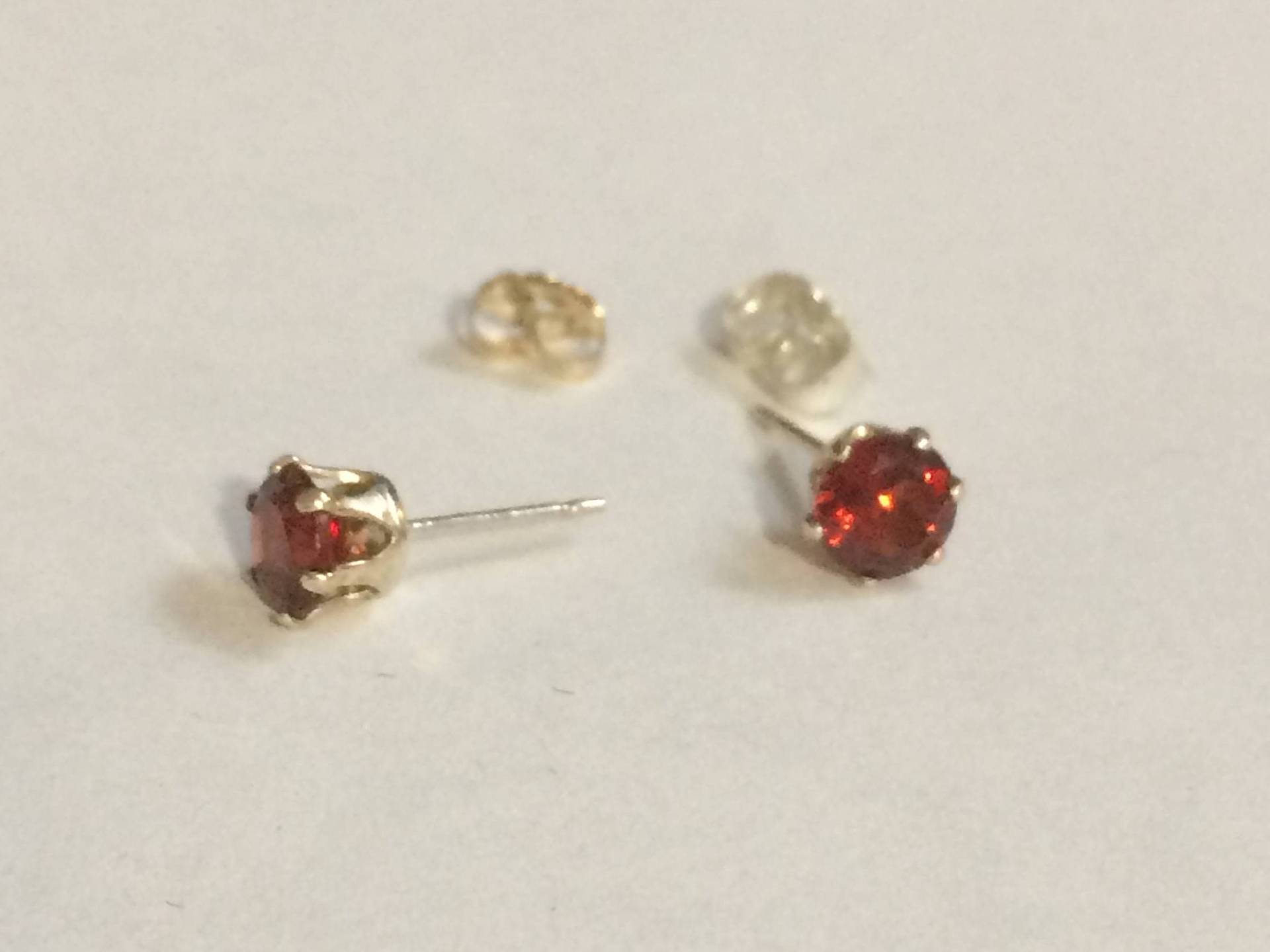 Natürliche Rote Granat Ohrstecker Sterling Silber 5mm Natürliche Rote Granat Ohrstecker Sterling Silber 5mm von TrinketsbyDori