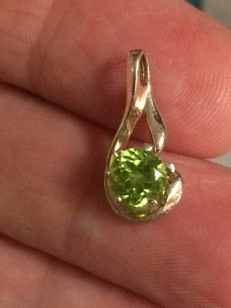 Peridot Anhänger 6mm Runde Sterling Silber Peridot Anhänger 6mm Runde Sterling Silber von TrinketsbyDori