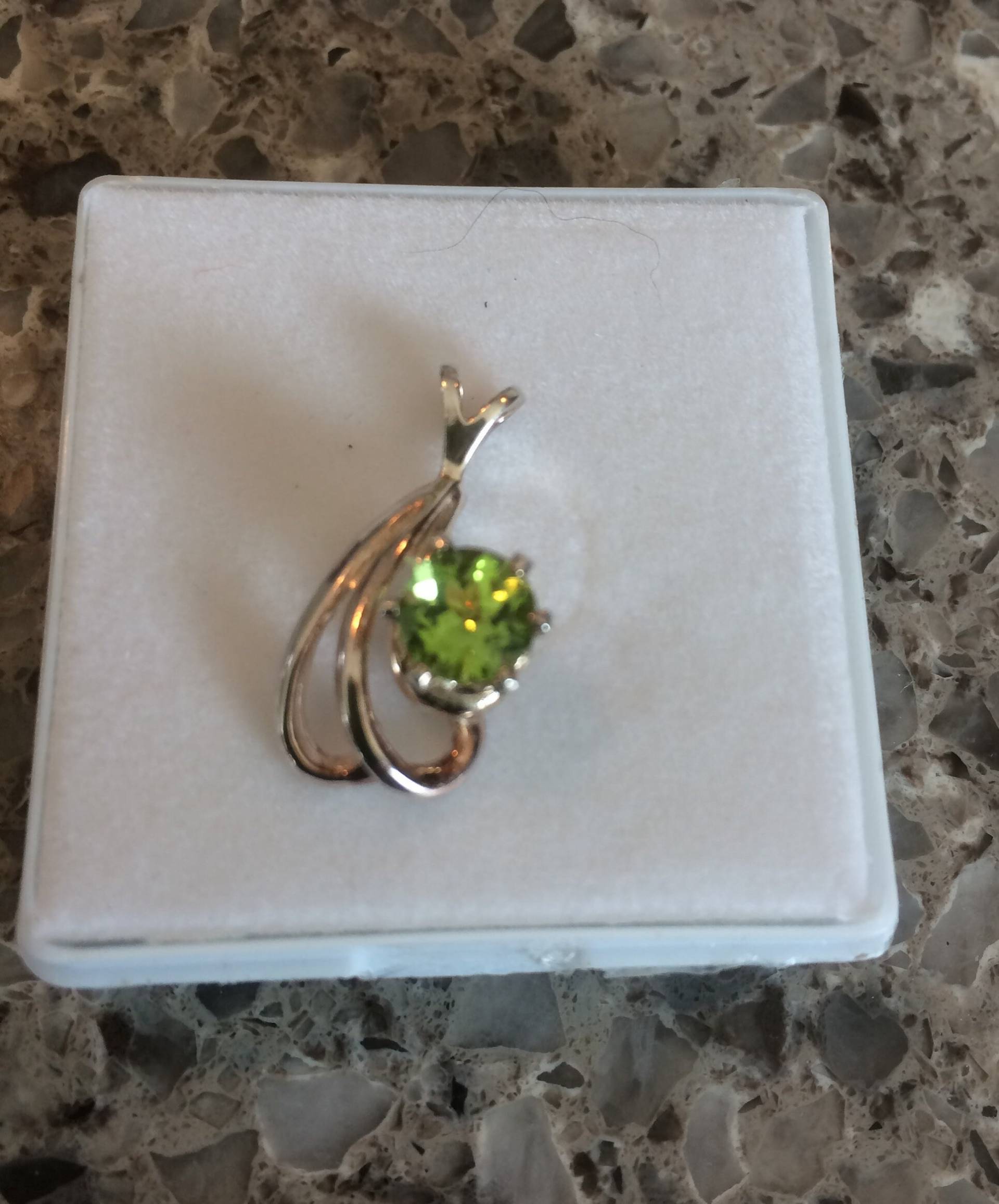 Peridot Swirl Sterling Silber Anhänger 6mm Peridot Swirl Sterling Silber Anhänger 6mm von TrinketsbyDori