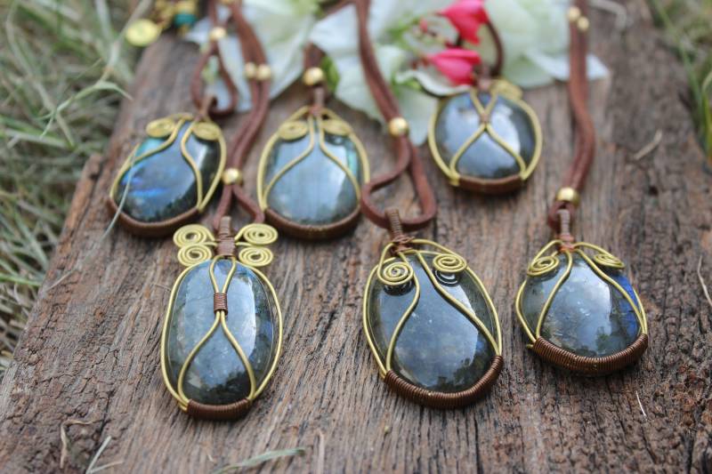Labradorit Wire Wrapped Anhänger Mit Verstellbarem Lederband, Lederband Halskette, Labradorit Schmuck, Handgemachter Schmuck, Boho Halskette von Trinketyard
