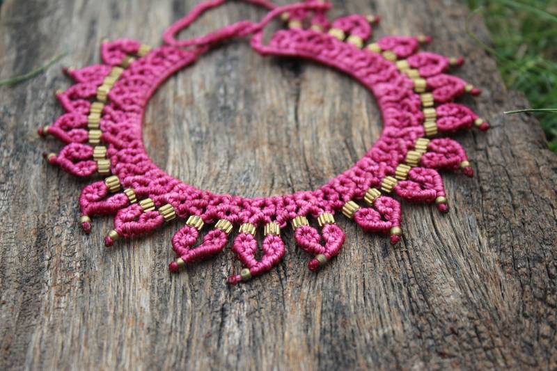 Rosa Makramee Halskette Mit Messing Perlen, Boho Halskette, Halsband Freie Länge Kragen Schmuck, Charm von Trinketyard