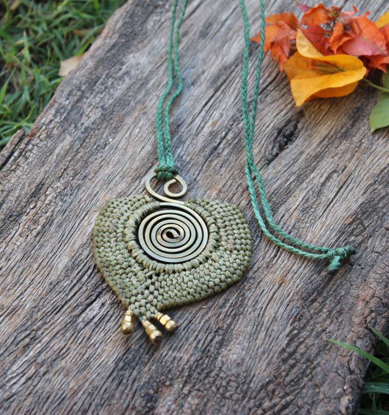 Spiral Makramee Halskette Mit Messingperlen, Pendent, Schmuck, Handgemachte Boho Halskette, Heilige Geometrie Halsschmuck, M48 von Trinketyard
