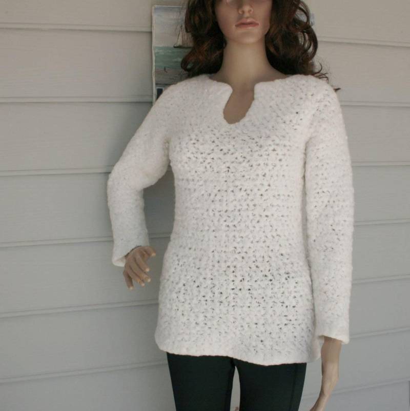 Cremeweißer Strickpullover Mit Langen Ärmeln Und Offenem Schlüsselloch-Ausschnitt. Kleine Größe Cremeweißer Strickpullover Mit Langen Ärmeln Und Offenem Schlüsselloch-Ausschnitt. Kleine Größe von TrinksKnitting