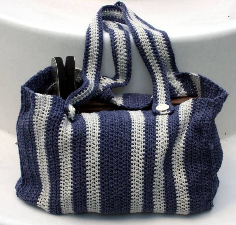 Dunkelblau Und Grau Machen Diese Vertikal Gestreifte Tasche Bereit Für Arbeit Oder Spiel. Distinguiert Praktisch Genau Die Richtige Größe von TrinksKnitting