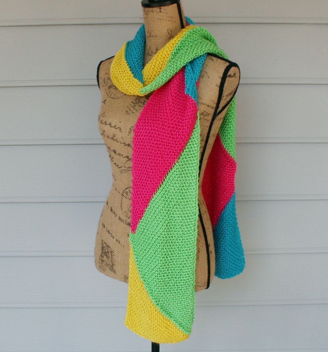 Ein Schal in Vielen Farben. Hand Gestrickt Leckeren Farben Von Hot Pink, Lime Green, Türkis Und Zitronengelb von TrinksKnitting