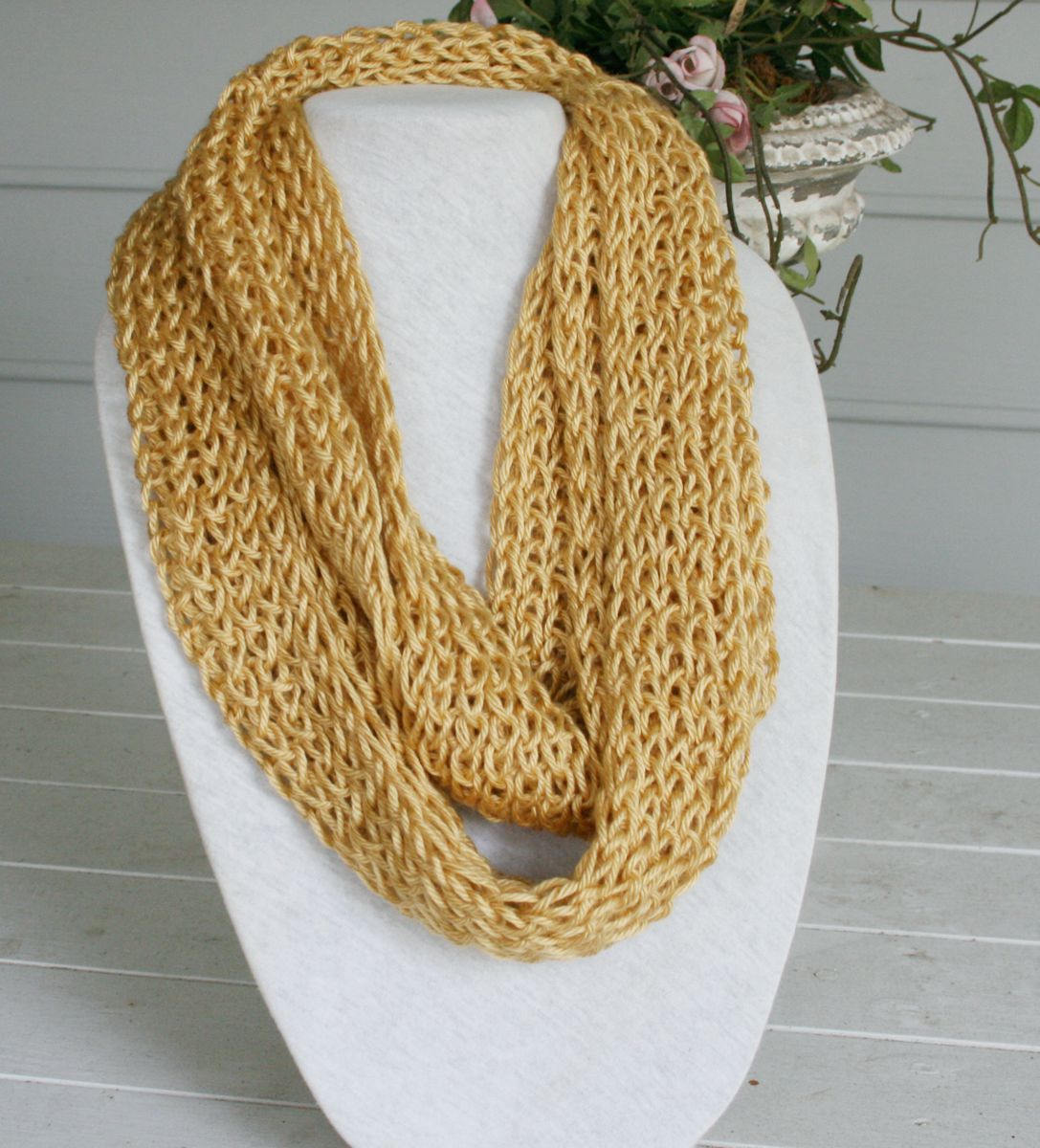 Ein Spitzen Goldener Schal Ist Perfekt Für Den Herbst. Handgestrickter Schlauchschal Und Alle Größen von TrinksKnitting