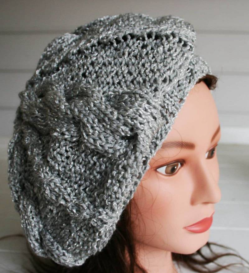 Eine Schöne Zopfmütze Oder Tam, Handgestrickt Mit Einem Atemberaubenden Strukturierten Grauen Garn Machen Diese Mütze Zu Perfekten Weihnachtsgeschenk von TrinksKnitting