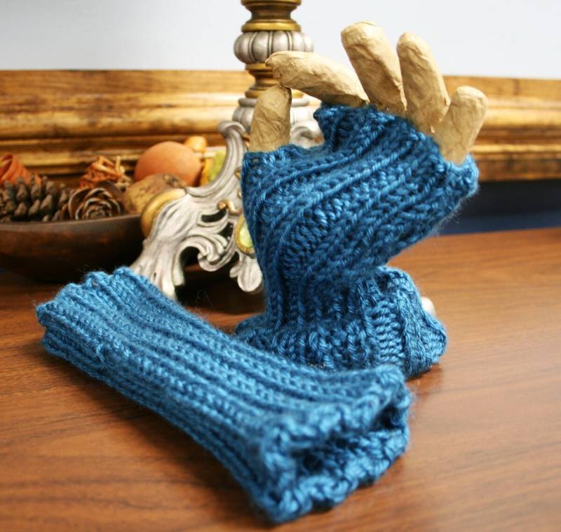 Finger Frei Verwenden Sie Ihr Handy Mit Diesen Handgestrickten Handschuhen. Gemacht Einem Schönen Und Weichen Blaugrünen Garn von TrinksKnitting