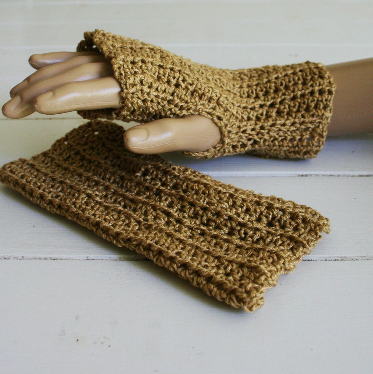 Fingerlose Handschuhe in Einer Schönen Braunen Farbe. Filigran Und Zierlich von TrinksKnitting