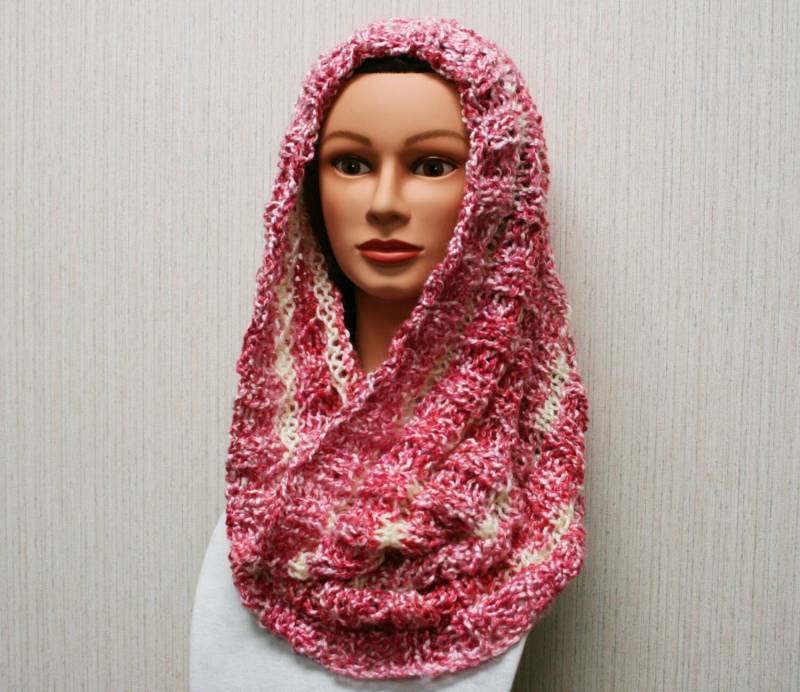 Hand Gestrickte Cowl Für Ein Geschenk Der Liebe in Den Farben Rosa Rot Und Weiß. Tragen Sie Es Auf So Viele Verschiedene Arten von TrinksKnitting
