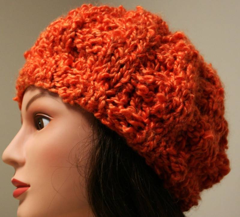 Hand Gestrickte Slouchy Mütze, Die Ein Mundbewässerndes Mandarin Orange Ist. Hergestellt Aus Seidigem Weichem Bulky Garn von TrinksKnitting