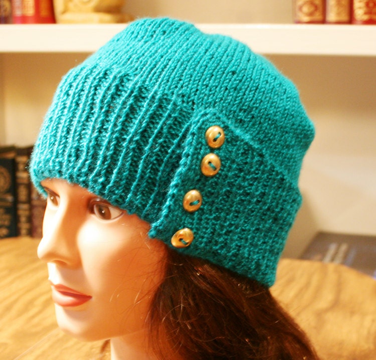 Handgestrickte Beanie Mütze in Einem Tiefen, Satten Türkis Mit Goldfarbenen Knöpfen von TrinksKnitting