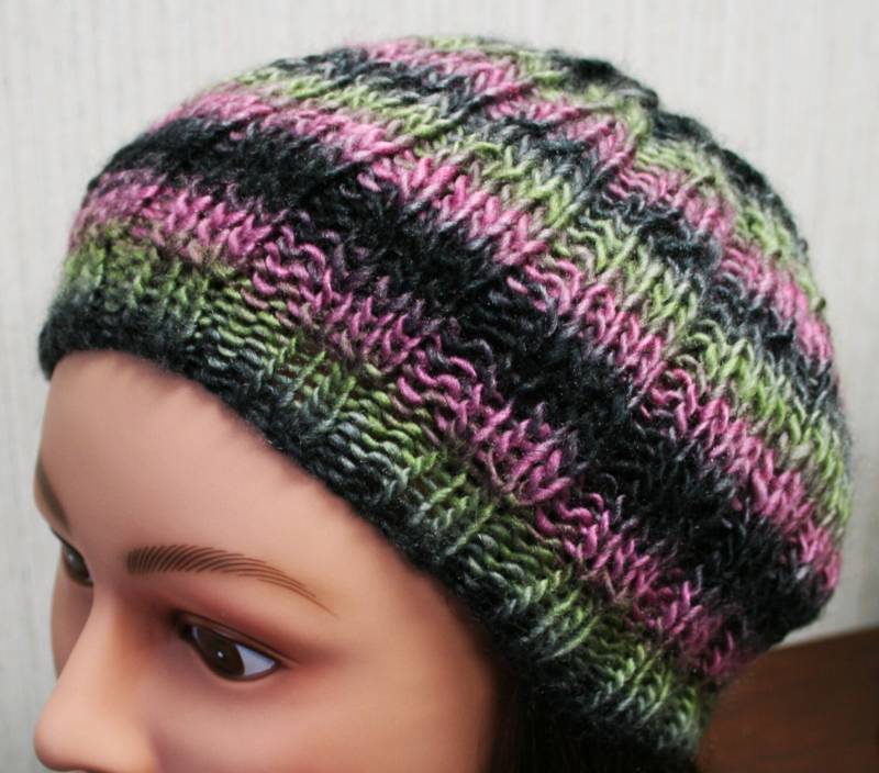 Handgestrickte Beanie in Fröhlichen Farben Von Violett Über Rosa Zu Grün Und Schwarz. Weich Seidig von TrinksKnitting