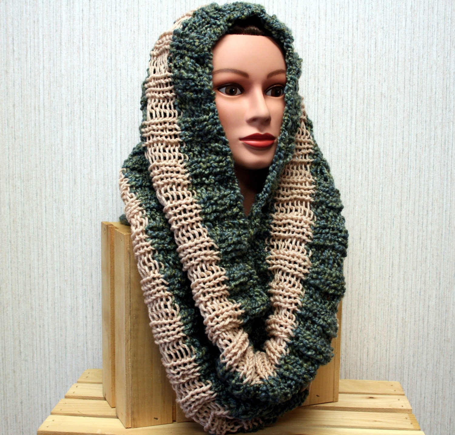 Handgestrickter Oversized Loop/Schal in Braun Und Grüntönen. Über Der Schulter Zu Tragen, Als Kapuze, Oder Tragen Sie Um Den Hals von TrinksKnitting